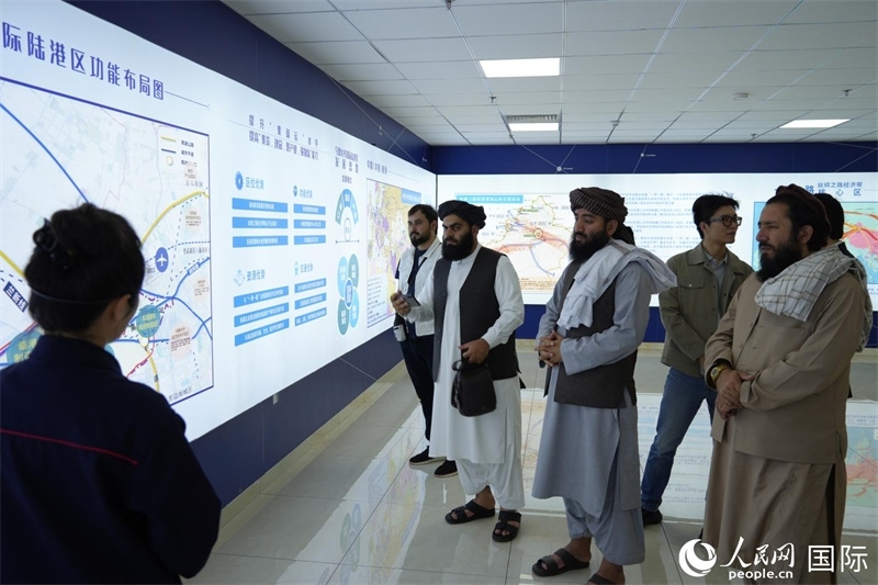 代表團在烏魯木齊國際陸港區(qū)參觀。人民網記者 章凱風攝