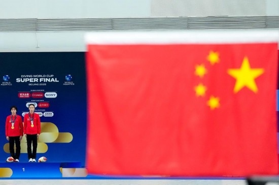 5月2日，獲得2025年跳水世界杯總決賽女子雙人10米臺(tái)冠軍的中國(guó)組合陳芋汐（右）/全紅嬋在頒獎(jiǎng)儀式上。新華社記者 鞠煥宗 攝