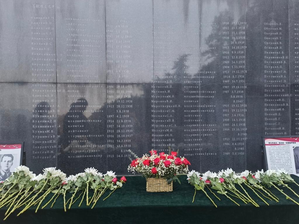 在南京抗日航空烈士紀(jì)念館鐫刻有蘇聯(lián)籍抗日航空英烈名錄的紀(jì)念碑前，擺放著人們獻(xiàn)上的鮮花（2024年11月22日攝）。新華社記者 邱冰清 攝