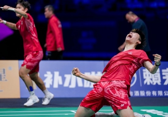 5月3日，中國隊(duì)組合馮彥哲（右）/黃東萍在半決賽混雙比賽后慶祝。新華社記者 孫非 攝