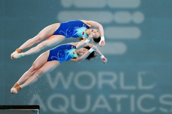 5月2日，陳芋汐（上）/全紅嬋在比賽中。新華社記者 鞠煥宗 攝