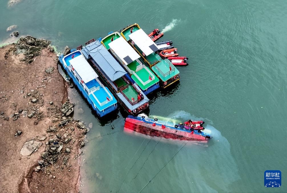 5月5日，救援人員在對(duì)傾覆船只進(jìn)行搜救（無(wú)人機(jī)照片）。新華社記者 劉續(xù) 攝