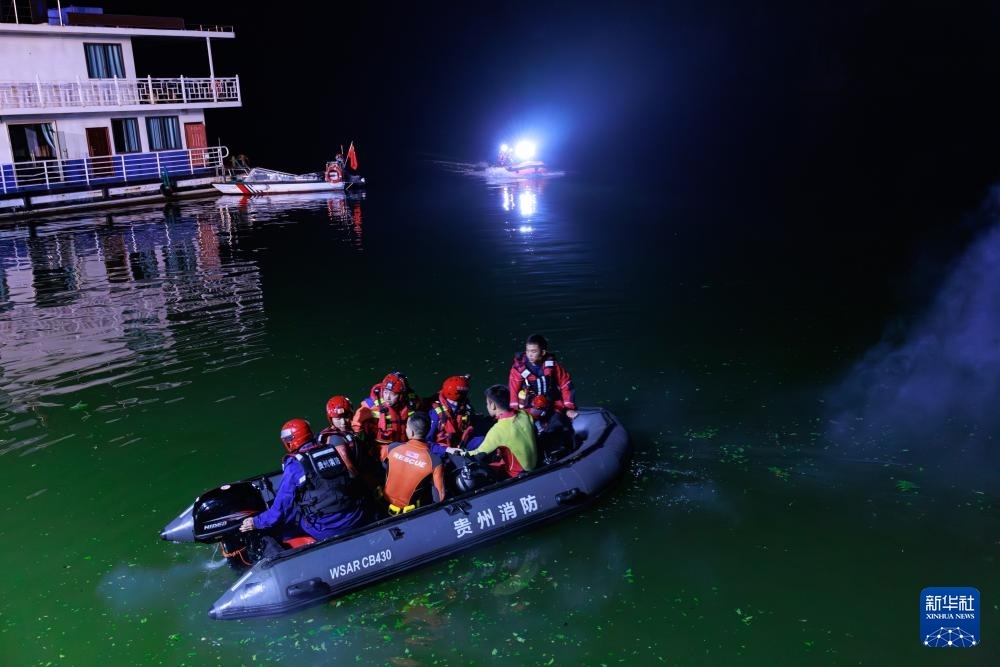 5月5日，救援人員在進(jìn)行搜救。新華社記者 劉續(xù) 攝