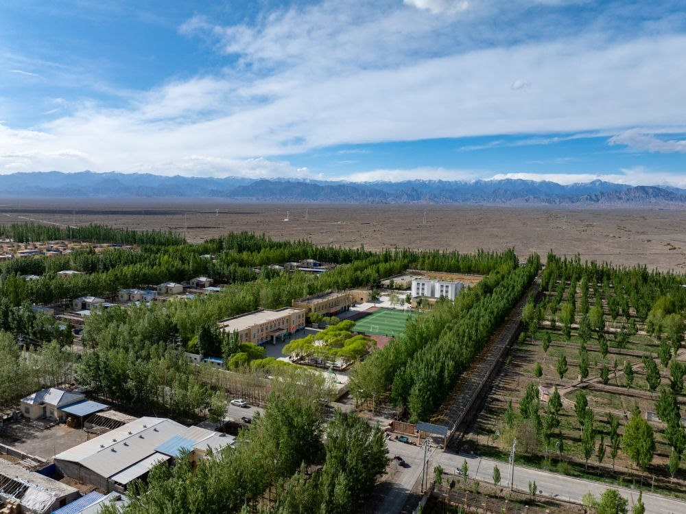 這是4月23日在新疆克州阿圖什市哈拉峻鄉(xiāng)拍攝的謝依特小學(xué)（無人機(jī)照片）。