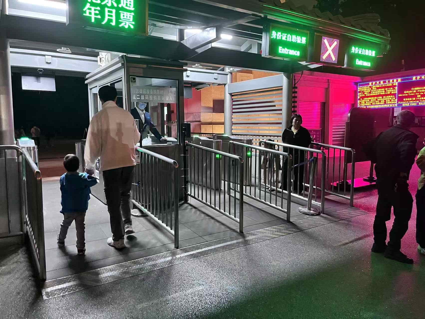 北京天壇公園延長開放時間，游客進入游覽。人民網(wǎng)記者 李楠樺攝