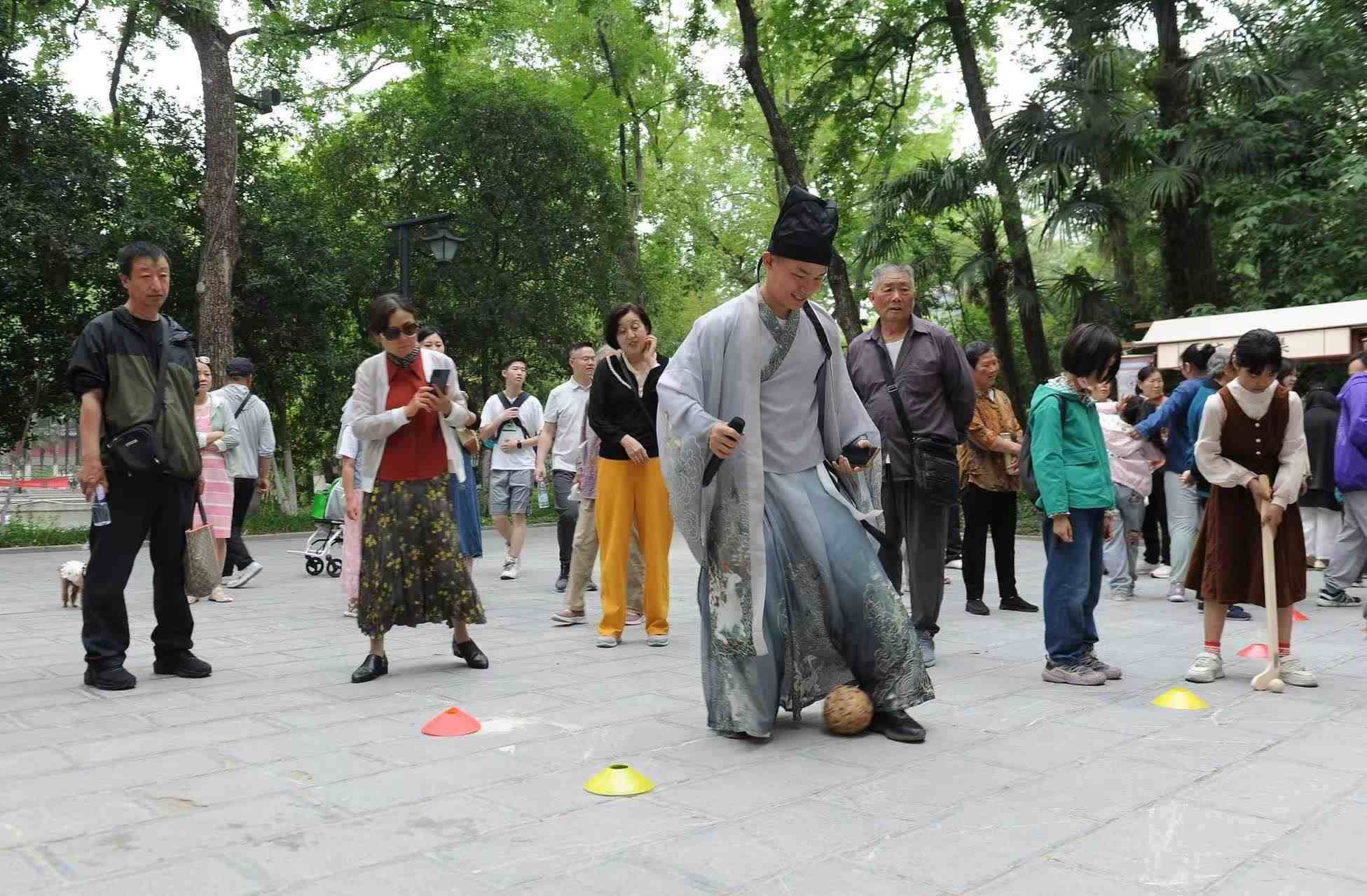 2025年5月3日，安徽省合肥市包公園景區(qū)，游客正在參與“蹴鞠”體育活動。（圖片來源：視覺中國）