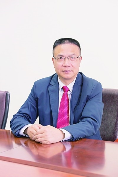 徐飛 教授、博士生導(dǎo)師。歷任上海交通大學(xué)副校長(zhǎng)、西南交通大學(xué)校長(zhǎng)、上海財(cái)經(jīng)大學(xué)常務(wù)副校長(zhǎng)，現(xiàn)任福耀科技大學(xué)常務(wù)副校長(zhǎng)。國(guó)務(wù)院政府特殊津貼專家。先后兼任中國(guó)鐵道學(xué)會(huì)副理事長(zhǎng)，中國(guó)管理學(xué)會(huì)組織與戰(zhàn)略專業(yè)委員會(huì)副主任，教育部高等學(xué)校創(chuàng)新創(chuàng)業(yè)教育指導(dǎo)委員會(huì)副主任，中國(guó)高等教育學(xué)會(huì)創(chuàng)新創(chuàng)業(yè)教育分會(huì)理事長(zhǎng)，中國(guó)高質(zhì)量MBA教育認(rèn)證（CAMEA）工作委員會(huì)副主任，中國(guó)職業(yè)技術(shù)教育學(xué)會(huì)副會(huì)長(zhǎng)等。主要研究領(lǐng)域?yàn)閼?zhàn)略管理、競(jìng)爭(zhēng)戰(zhàn)略與博弈論、創(chuàng)新創(chuàng)業(yè)、跨文化戰(zhàn)略領(lǐng)導(dǎo)力等。出版著作20余部。