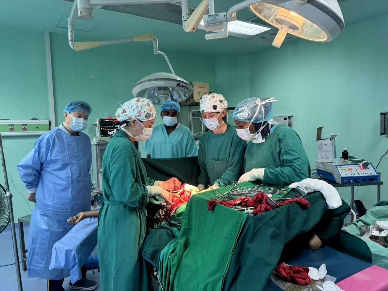 中國醫(yī)療隊專家與當(dāng)?shù)蒯t(yī)生協(xié)同手術(shù)。中國援桑醫(yī)療隊供圖