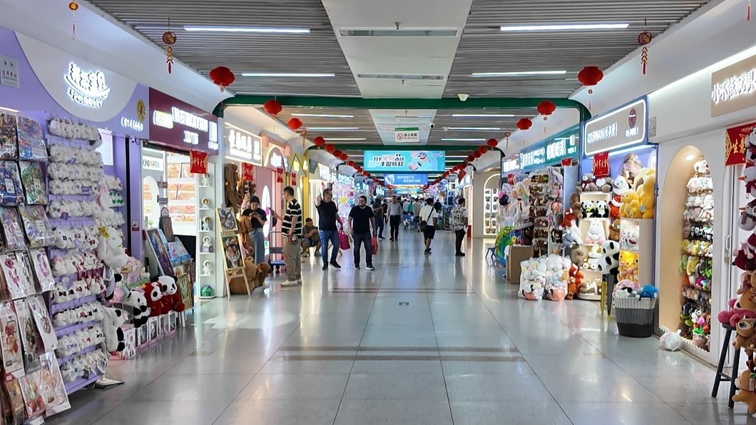 4月30日，義烏國(guó)際商貿(mào)城一區(qū)現(xiàn)場(chǎng)。人民網(wǎng)記者 王仁宏攝