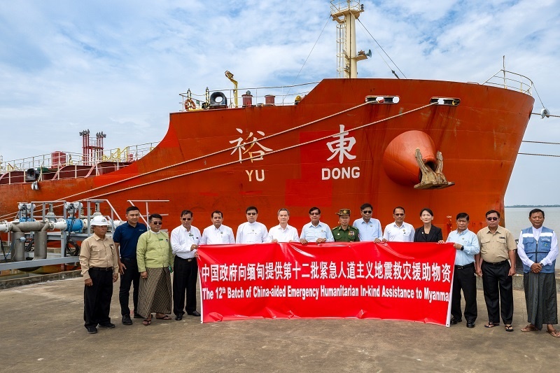 中國駐緬大使館歐陽道冰參贊、仰光省首席部長梭登及緬有關(guān)部門官員出席交接儀式。人民網(wǎng)記者 謝佳君攝