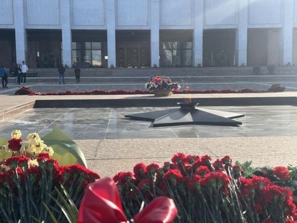 當地時間5月6日下午，莫斯科勝利廣場上的長明火兩旁放滿鮮花。