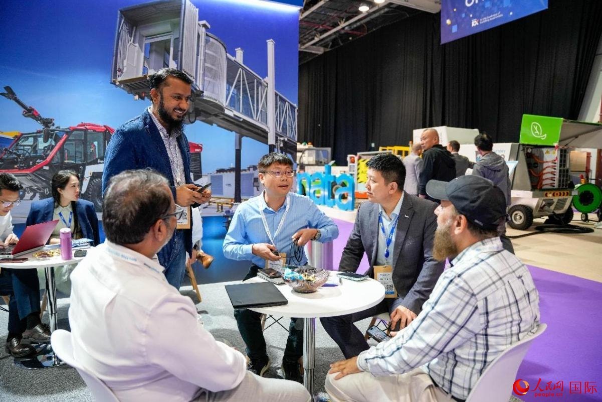 中外商家在交流。人民網(wǎng)塔里克·易卜拉欣攝