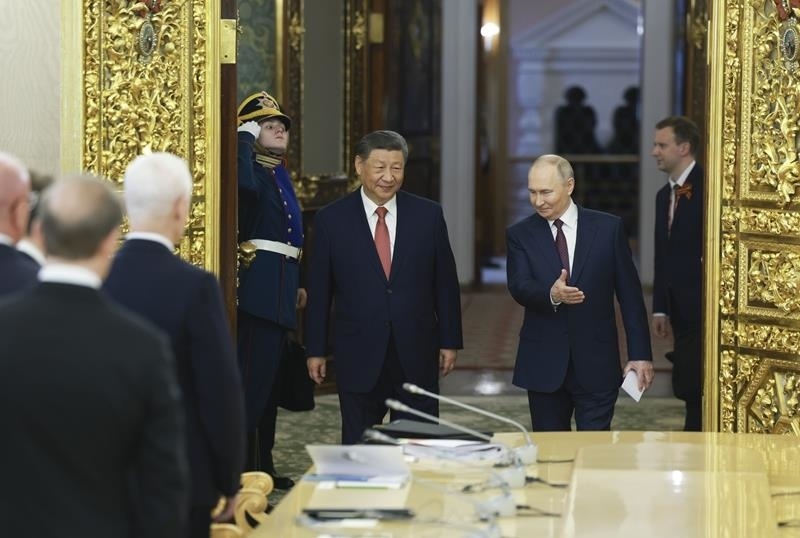 △當(dāng)?shù)貢r(shí)間5月8日，俄羅斯總統(tǒng)普京同習(xí)近平主席在莫斯科克里姆林宮舉行會(huì)談。這是兩國(guó)元首步入會(huì)場(chǎng)。