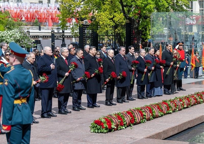 △當(dāng)?shù)貢r(shí)間5月9日，紀(jì)念蘇聯(lián)偉大衛(wèi)國(guó)戰(zhàn)爭(zhēng)勝利80周年慶典結(jié)束后，習(xí)近平主席同其他國(guó)家領(lǐng)導(dǎo)人一起從紅場(chǎng)來(lái)到亞歷山大花園，向無(wú)名烈士墓獻(xiàn)花，并肅立默哀。