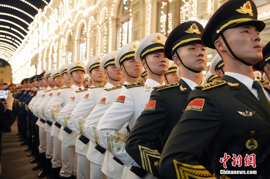 當(dāng)?shù)貢r(shí)間5月3日晚，俄羅斯首都莫斯科，俄羅斯紀(jì)念衛(wèi)國(guó)戰(zhàn)爭(zhēng)勝利80周年閱兵式第二次彩排，中國(guó)人民解放軍儀仗司禮大隊(duì)震撼亮相，受到華僑華人、留學(xué)生和當(dāng)?shù)孛癖姛崃覛g迎。中新社記者 田冰 攝