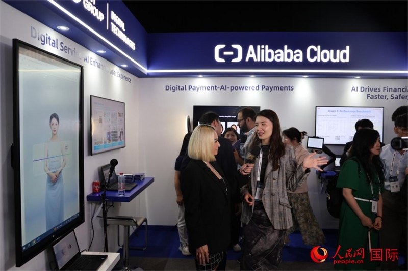 當(dāng)?shù)孛襟w在2025迪拜金融科技峰會(huì)的一家中資企業(yè)展廳采訪，張志文攝