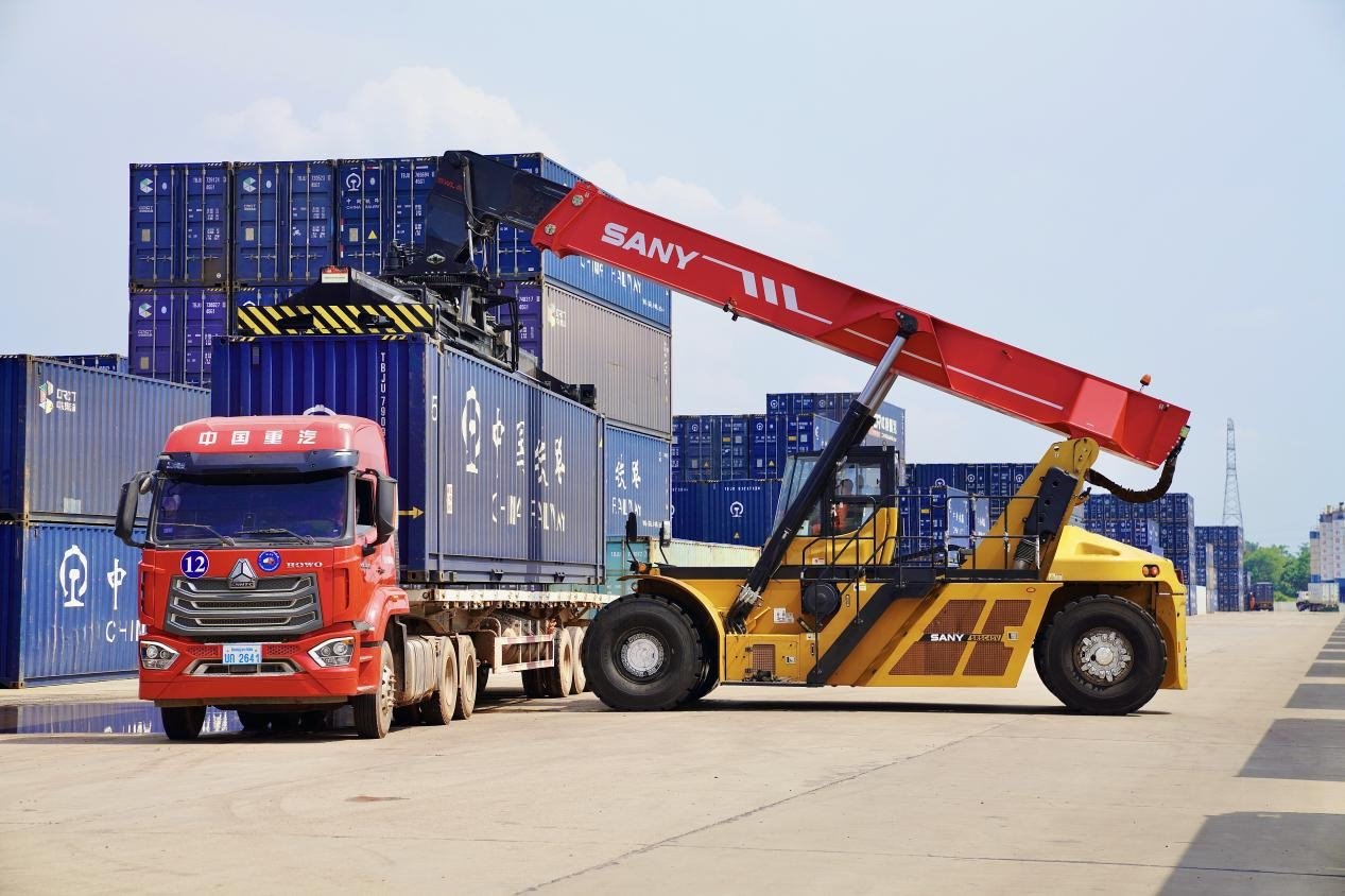 在中老鐵路萬象南鐵路貨運口岸站，起重機正在吊裝集裝箱。劉瑩嘉攝