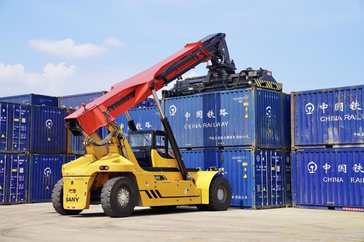 在中老鐵路萬象南鐵路貨運口岸站，起重機正在吊裝集裝箱。劉瑩嘉攝