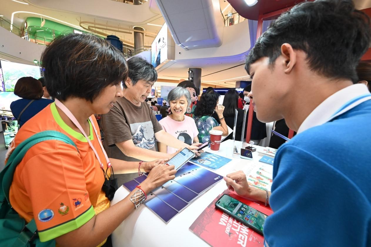 游客在航空公司展臺前了解機票優(yōu)惠活動。主辦方供圖