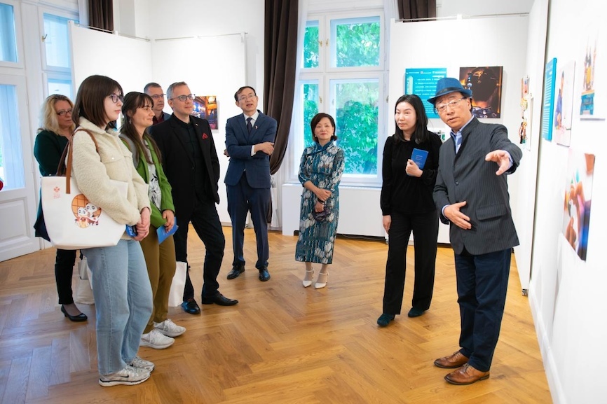 藝術(shù)家李守白現(xiàn)場(chǎng)導(dǎo)覽。圖片由布達(dá)佩斯中國(guó)文化中心供圖