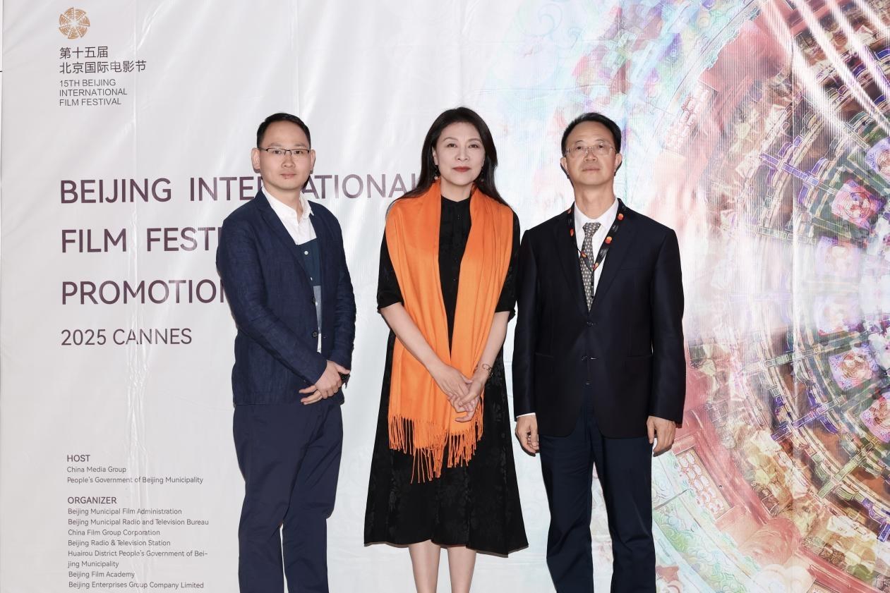 余俊生（右一）與《走走停?！穼?dǎo)演龍飛（左一）、演員岳紅（左二）合影。主辦方供圖