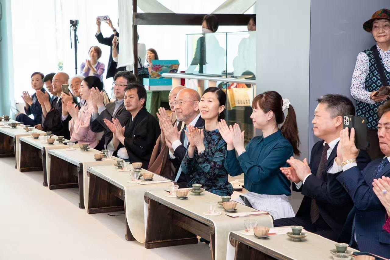 中日兩國(guó)文旅界、各茶道流派嘉賓出席開幕式。中國(guó)駐大阪旅游辦事處供圖