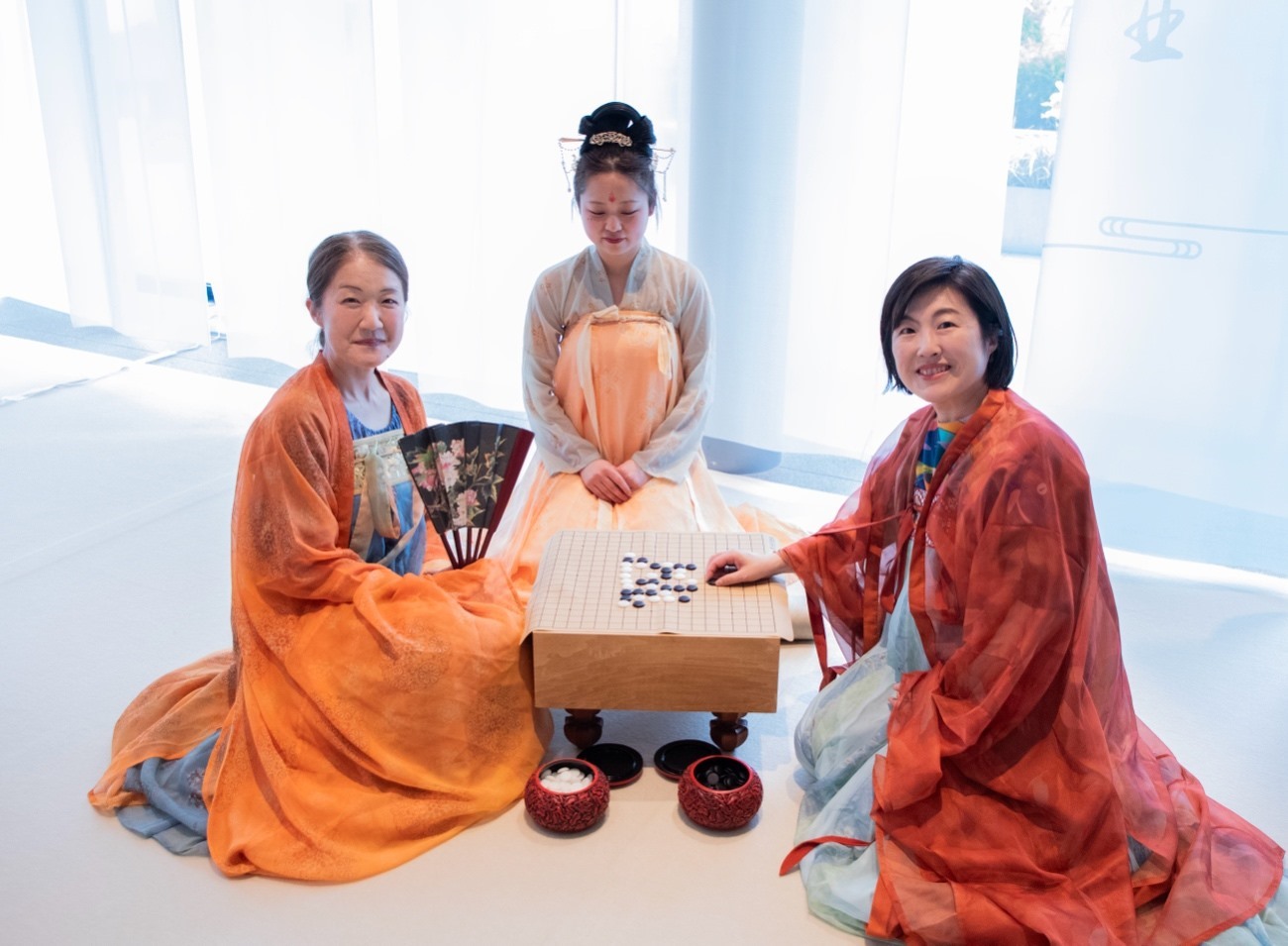 日本客人體驗(yàn)漢服。中國(guó)駐大阪旅游辦事處供圖