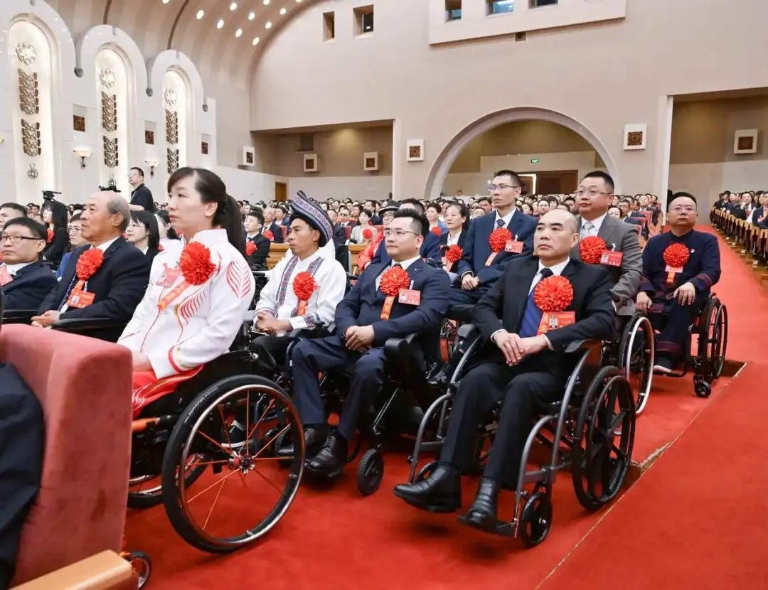 2025年5月16日，第七次全國自強模范暨助殘先進表彰大會在北京召開。大會表彰了200名“全國自強模范”、200個“全國殘疾人工作先進集體”和60名“全國殘疾人工作先進個人”。