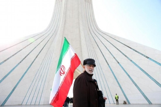 2月10日，在伊朗首都德黑蘭阿扎迪廣場(chǎng)，民眾參加紀(jì)念伊朗伊斯蘭革命勝利46周年集會(huì)。新華社記者沙達(dá)提攝