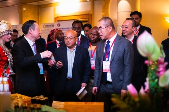 與會(huì)嘉賓走訪特色展臺(tái)。南非貴州商會(huì)供圖