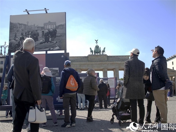 圖為勃蘭登堡門前，市民們?cè)趨⒂^歷史圖片展。人民網(wǎng) 肖晶攝