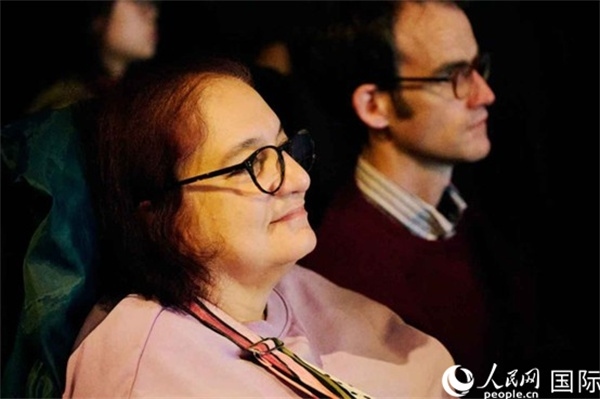 英國觀眾觀看巡展影片。楊浩鵬攝