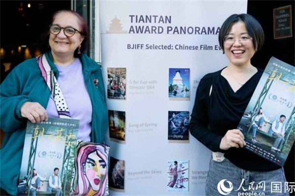 《朝云暮雨》放映前，觀眾前同主辦方互動。楊浩鵬攝