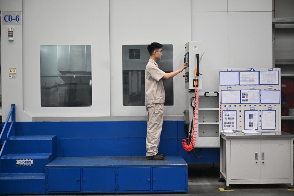 近日，工人在洛陽軸承集團股份有限公司的智能生產線上作業(yè)。新華社記者 李嘉南 攝