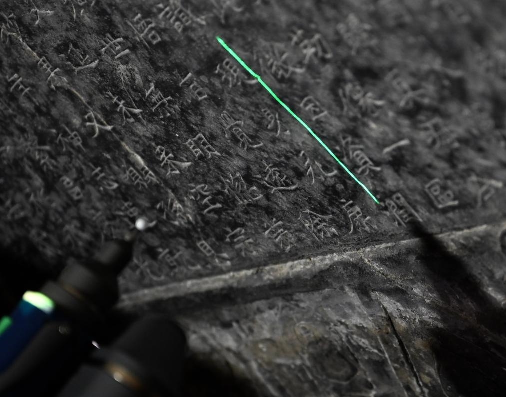 2025年4月9日，龍門石窟研究院工作人員在古陽洞使用關(guān)節(jié)臂掃描儀對《龍門二十品》之一進行數(shù)字化掃描。新華社記者 李嘉南 攝