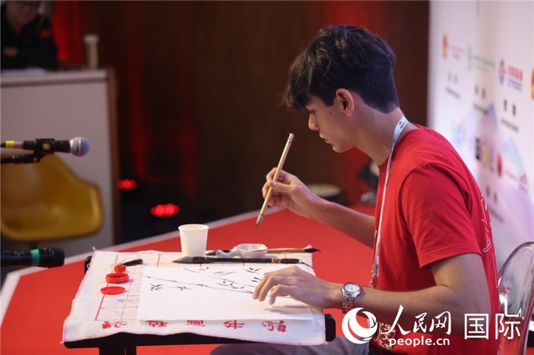 2025年“漢語(yǔ)橋”巴西賽區(qū)決賽的“才藝展示”環(huán)節(jié)，一名參賽者正在繪畫。人民網(wǎng)記者 時(shí)元皓攝