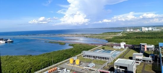 這是5月18日拍攝的紅樹林環(huán)繞的爪哇7號(hào)燃煤電站。記者 曹凱 攝