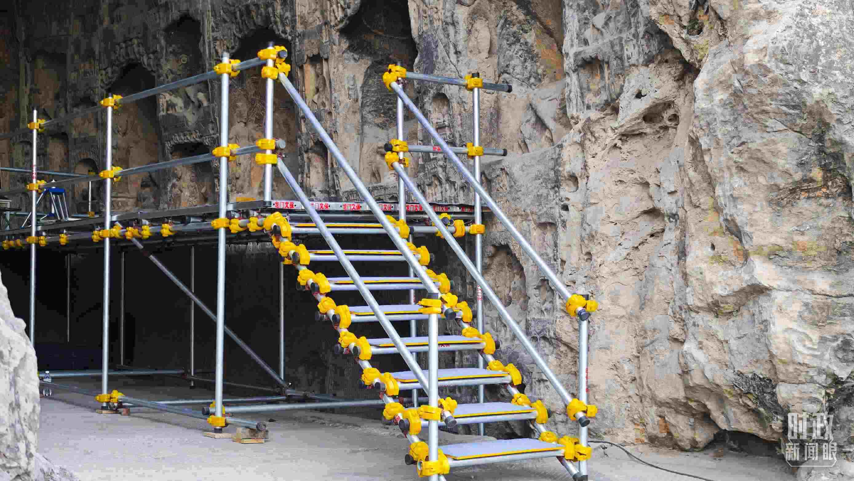 △龍門石窟古陽洞文物修護(hù)現(xiàn)場。（總臺央廣記者潘毅拍攝）