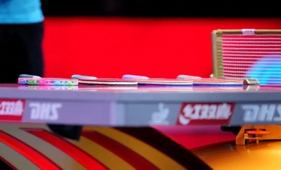 王楚欽的球拍為最右側(cè)那支。