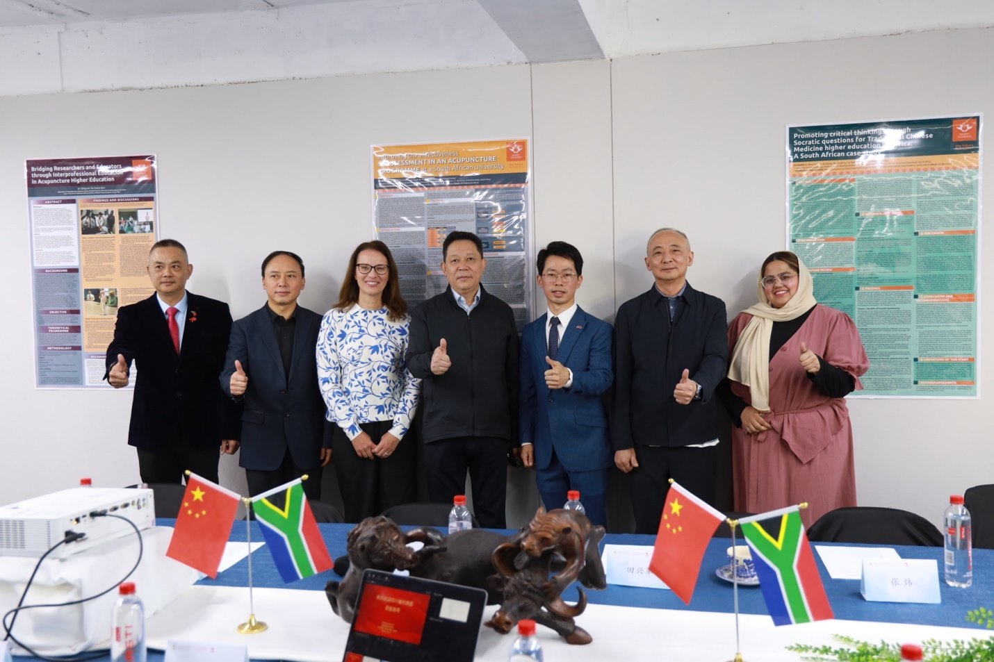 四川省副省長楊興平及代表團(tuán)與《補(bǔ)充醫(yī)學(xué)：教育與研究》雜志社團(tuán)隊合影。非洲中醫(yī)及針灸中心供圖