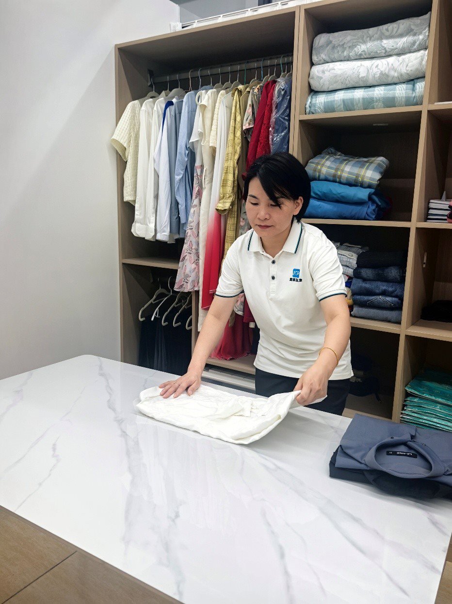 劉水金正在客戶家中做衣柜整理收納工作。受訪者供圖