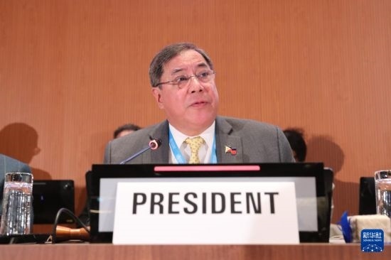 5月20日，在瑞士日內(nèi)瓦，第78屆世界衛(wèi)生大會主席赫爾博薩宣布審議通過“大流行協(xié)定”。新華社記者 杜哲宇 攝