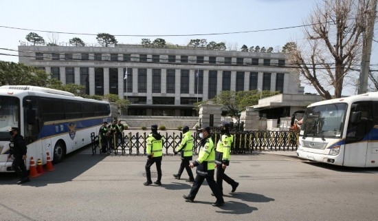 4月3日，在韓國首爾，警察在韓國憲法法院前執(zhí)勤。新華社記者姚琪琳攝