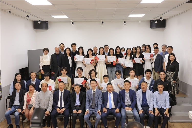 獲獎?wù)吲c主辦方合影。主辦方供圖