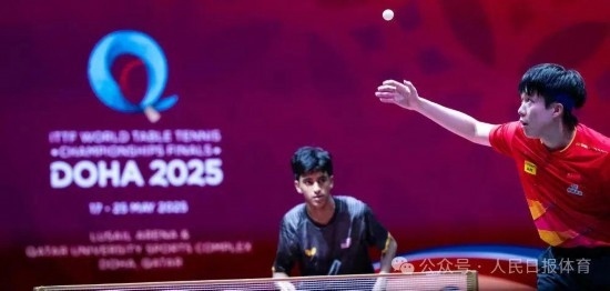 5月17日，王楚欽在比賽中發(fā)球。