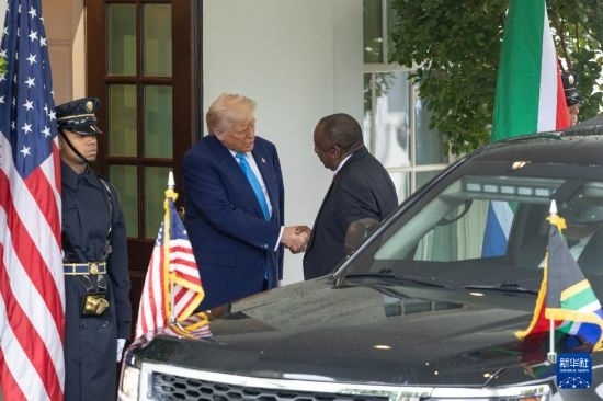 5月21日，美國(guó)總統(tǒng)特朗普（左二）在華盛頓白宮迎接到訪(fǎng)的南非總統(tǒng)拉馬福薩。新華社記者 胡友松 攝