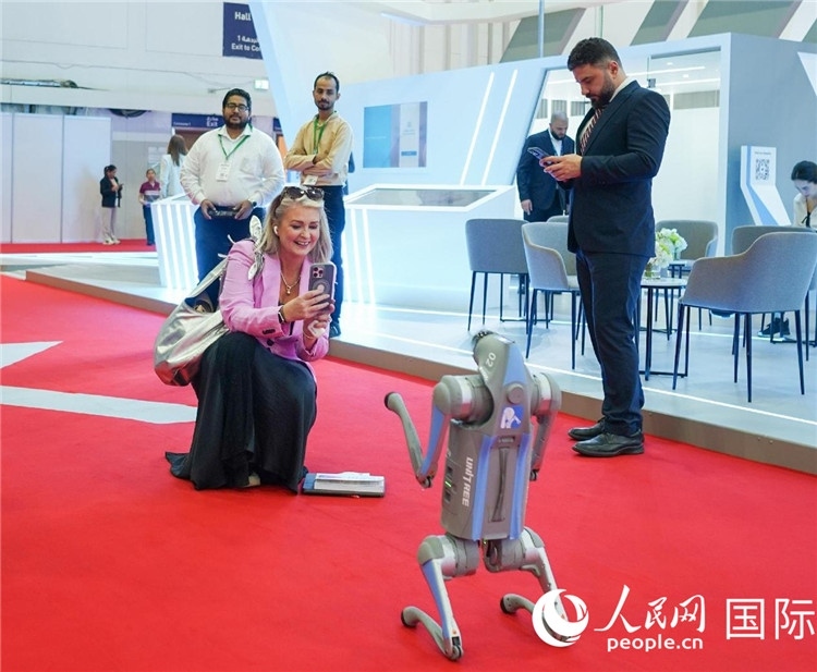 與會嘉賓被中企機器人吸引。人民網(wǎng) 塔里克·易卜拉欣攝