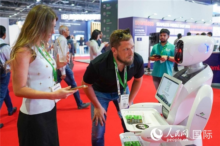 會上展示的電子支付機器人。人民網(wǎng) 塔里克·易卜拉欣攝