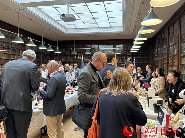 FIWA大獎賽獲獎酒及農(nóng)產(chǎn)品2025專業(yè)展暨中國云南—法國巴黎特色商品推介會現(xiàn)場。人民網(wǎng)記者 于超凡攝