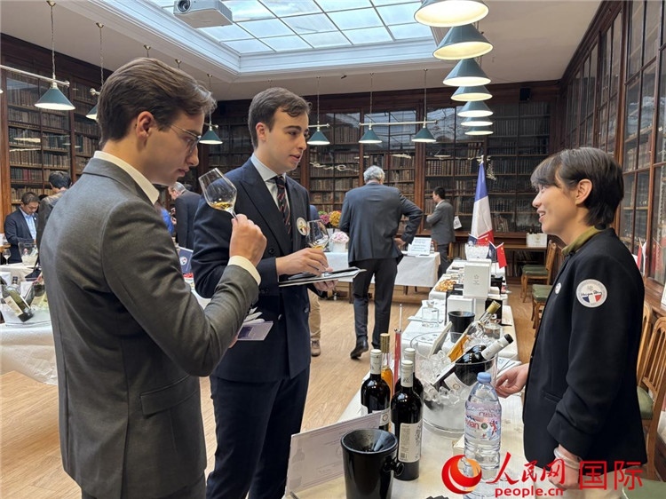 法國嘉賓與參展云南企業(yè)代表交流。人民網(wǎng)記者 于超凡攝